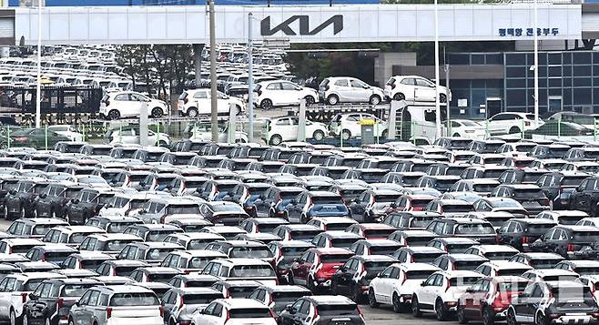 [평택=뉴시스] 김종택 기자 =  1일 경기 평택항 자동차 전용부두에 수출용 차량이 세워져 있는 모습. 2025.07.01. jtk@newsis.com