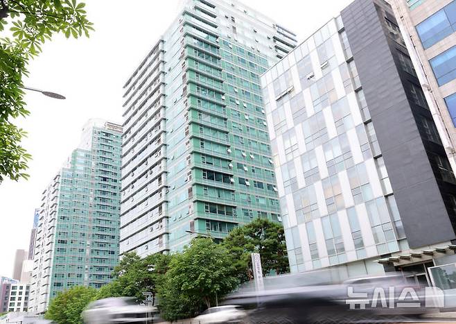 [서울=뉴시스] 이영환 기자 = 24일 서울 서초구 아크로비스타와 서초한샘빌딩이 보이고 있다. 2025.06.24. 20hwan@newsis.com