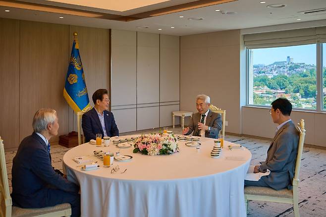 [서울=뉴시스] 이재명 대통령이 11일 서울 용산 대통령실에서 조갑제 조갑제닷컴 대표, 정규재 전 한국경제 주필과 오찬 회동을 하고 있다. (사진=대통령실 제공) 2025.07.11. photo@newsis.com *재판매 및 DB 금지