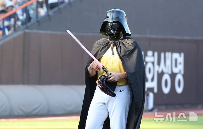 [대전=뉴시스] 최진석 기자 = 12일 대전 중구 대전한화생명볼파크에서 열린 2025 KBO리그 올스타전 드림 올스타와 나눔 올스타의 경기. 나눔 선발 투수 폰세(한화)가 퍼포먼스를 하고 있다. 2025.07.12. myjs@newsis.com