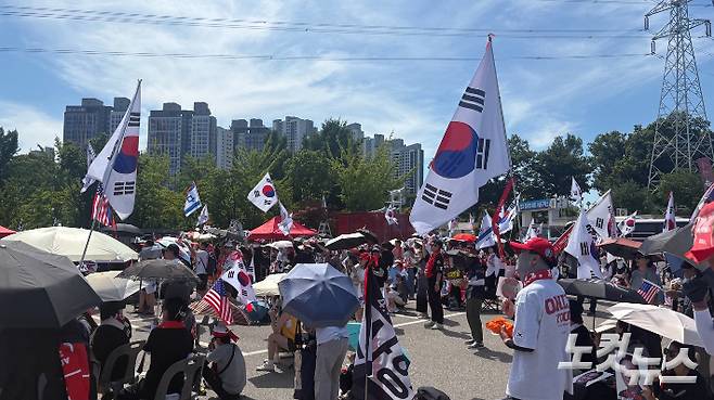 12일 오후 3시 경기 의왕시 서울구치소 민원실 맞은편 주차장에서 윤석열 전 대통령 지지자들이 집회를 열고 있다.