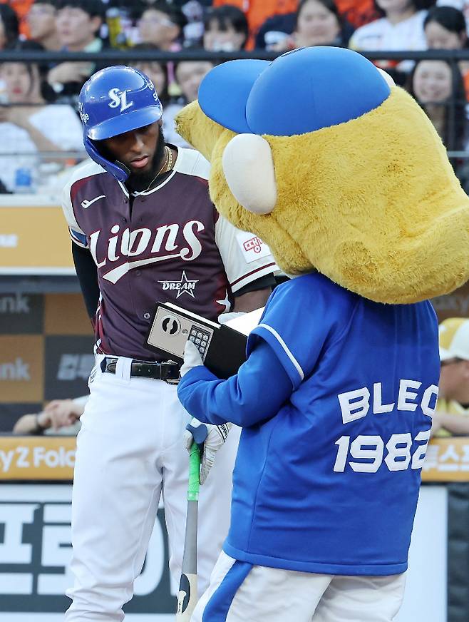 마스코트에게 여권을 뺏기는 삼성 디아즈. 연합뉴스