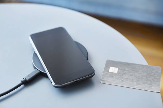 산업통상자원부 국가기술표준원은 9일 휴대전화 뒷면에 신용카드가 있는 상태로 무선충전을 하면 고장이나 화상의 원인이 될 수 있다고 밝혔다. 사진은 기사의 특정 사실과 관련 없음. 게티이미지뱅크