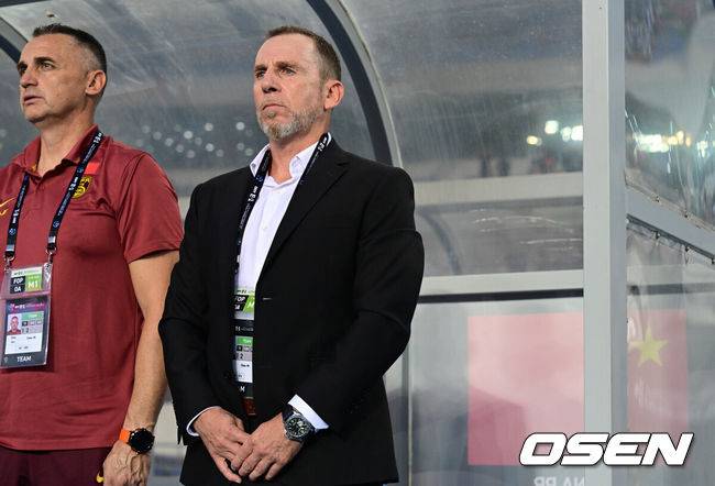 [OSEN=용인, 조은정 기자]7일 경기 용인시 용인 미르 스타디움에서 2025 동아시아 축구연맹(EAFF) E-1 챔피언십(동아시안컵) 대한민국 남자 축구 대표팀과 중국의 개막전이 열렸다.한국은 중국과 첫 경기를 시작으로 11일 홍콩, 15일 일본과 격돌한다. 경기는 모두 용인에서 치러지며 3경기 성적에 따라 그대로 최종 순위가 결정된다.중국 데얀 주르예비치 감독이 국가를 제창하고 있다. 2025.07.07 /cej@osen.co.kr