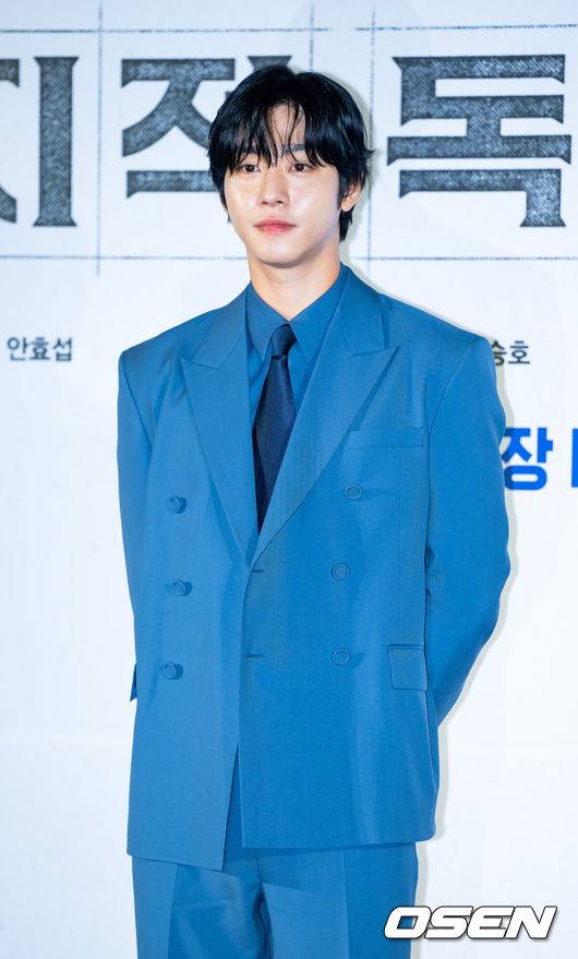 [OSEN=민경훈 기자] 17일 서울 광진구 롯데시네마 건대입구에서 영화 '전지적 독자 시점' 제작보고회가 열렸다.배우 안효섭, 이민호, 채수빈, 신승호, 나나 주연의 영화 '전지적 독자 시점'(감독 김병우)은 10년 이상 연재된 소설이 완결된 날 소설 속 세계가 현실이 되어 버리고, 유일한 독자였던 ‘김독자’가 소설의 주인공 ‘유중혁’ 그리고 동료들과 함께 멸망한 세계에서 살아남기 위한 판타지 액션 영화다.&nbsp;배우 안효섭이 포토타임을 갖고 있다. 2025.06.17 /rumi@osen.co.kr