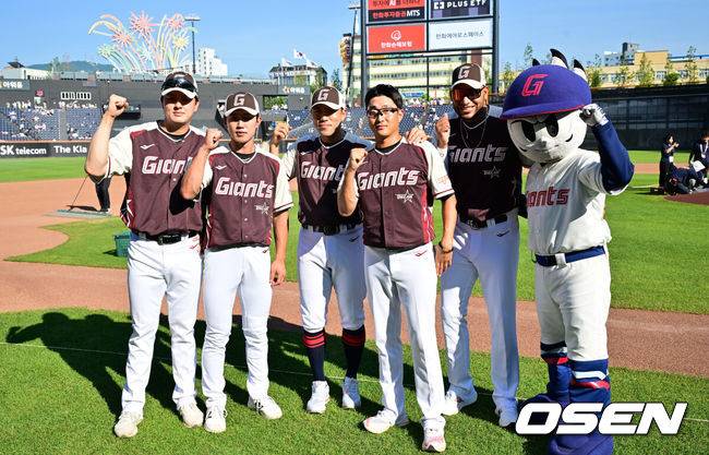 [OSEN=대전, 박준형 기자] 12일 오후 대전 한화생명볼파크에서 2025 신한 SOL뱅크 KBO 올스타전이 열렸다.13년 만에 대전에서 열리는 KBO 올스타전은 드림 올스타와 나눔올스타 대표로 나선 총 30명의 선수가 치열한 승부를 펼친다.롯데 김원중과 전민재, 전준우, 박세웅, 레이예스가 포즈를 취하고 있다.  2025.07.12 / soul1014@osen.co.kr