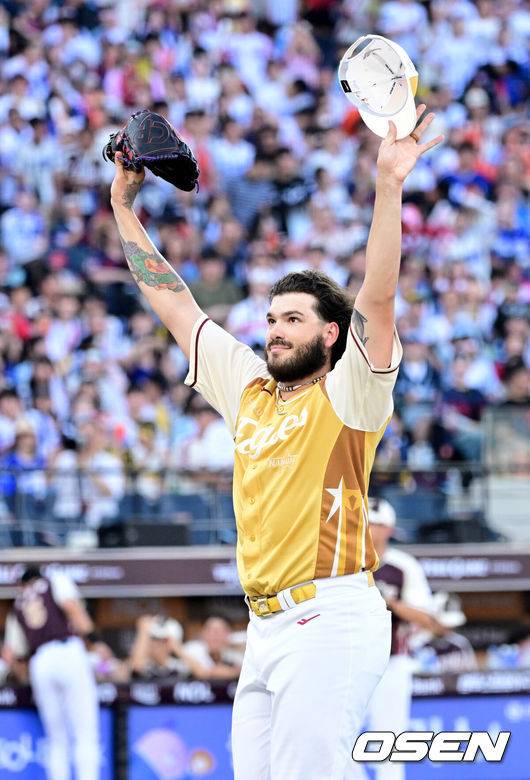 [OSEN=대전, 최규한 기자] 12일 오후 대전 한화생명볼파크에서 ‘2025 신한 SOL Bank KBO리그’ 올스타전이 열렸다.KBO 올스타전 경기는 드림 올스타와 나눔올스타 대표로 나선 총 30명의 선수가 치열한 승부를 펼친다.나눔 올스타 선발 한화 폰세가 1회초 투구를 마치고 더그아웃으로 향하며 인사를 전하고 있다. 2025.07.12 / dreamer@osen.co.kr