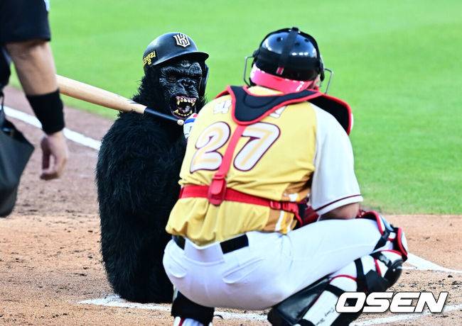 [OSEN=대전, 지형준 기자] 12일 오후 대전 한화생명볼파크에서 2025 신한 SOL뱅크 KBO 올스타전이 열렸다.13년 만에 대전에서 열리는 KBO 올스타전은 드림 올스타와 나눔올스타 대표로 나선 총 30명의 선수가 치열한 승부를 펼친다.2회 KT 안현민이 타석에 들어서며 퍼포먼스를 선보이고 있다. 2025.07.12 / jpnews@osen.co.kr