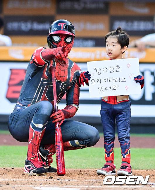 [OSEN=대전, 박준형 기자] 12일 오후 대전 한화생명볼파크에서 2025 신한 SOL뱅크 KBO 올스타전이 열렸다.13년 만에 대전에서 열리는 KBO 올스타전은 드림 올스타와 나눔올스타 대표로 나선 총 30명의 선수가 치열한 승부를 펼친다.스파이더맨 복장한 박해민이 아들과 함께 등장하고 있다. 2025.07.12 / soul1014@osen.co.kr