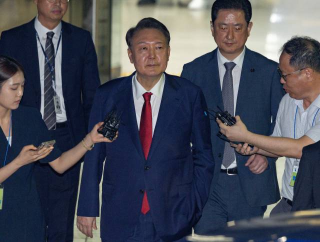 ▲12·3 비상계엄과 관련해 특검의 수사를 받는 윤석열 전 대통령이 9일 서울 서초구 서울중앙지법에서 열린 구속 전 피의자 심문(영장실질심사)이 끝난 뒤 법원을 떠나고 있다. ⓒ연합뉴스