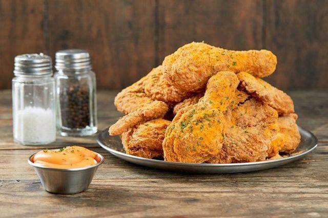 치킨은 잘 팔린다는 인식만으로는 성공하기 어렵다는 지적이 나왔다. 게티이미지