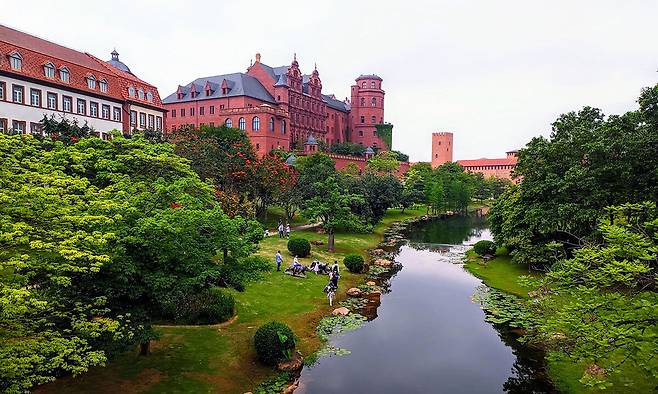 중국 둥관에 있는 화웨이 옥스혼 캠퍼스의 일부. 1.2㎢에 달하는 이 R&D센터는 유럽 12개 유명 지역을 축소해놓은 것처럼 설계되었다.