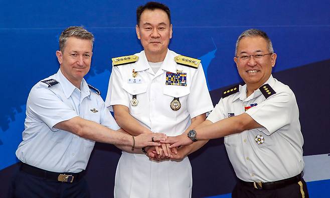 11일 서울에서 만난 댄 케인 미국 합참의장(왼쪽부터), 김명수 합참의장,&nbsp;요시다 요시히데 일본 통합막료장이 양손을 한데 모으고 있다.&nbsp;케인 의장은 공군 대장, 김 의장은 해군 대장,&nbsp;요시다 막료장은 육상자위대 대장이라는 점이 눈길을 끈다. 연합뉴스