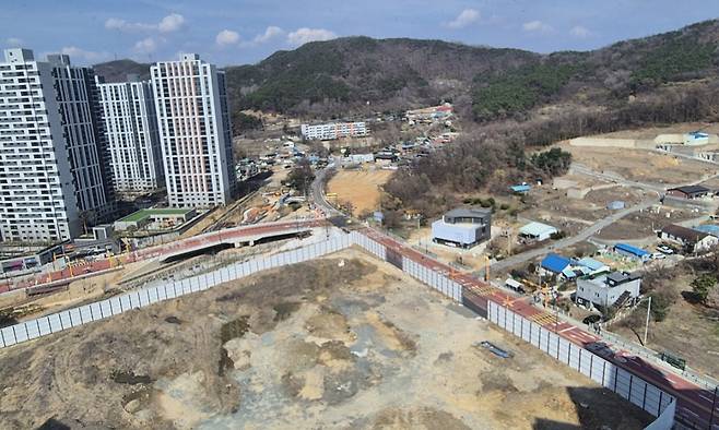 경기 안성 당왕지구에 지역주택조합이 공동주택 건설을 추진 중인 사업부지. 수년째 착공을 못 한 채로 방치돼 있다. 안성 당왕지역주택조합 제공