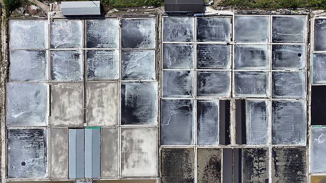 드론으로 바라본 도초도 염전의 모습이다. 하얀 소금 결정이 맺혀 있는 모습이 보이고 있다.