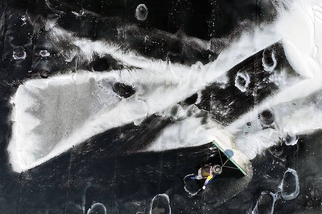 염부 전동길 씨가 신안 도초도 염전에서 소금을 긁어모으고 있다.