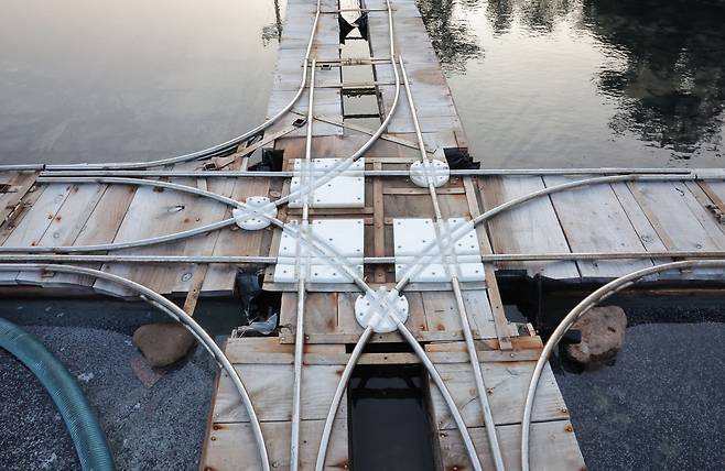 염전 뚝방위에 소금열차가 다닐수 있는 레일이 설치되어 있다.