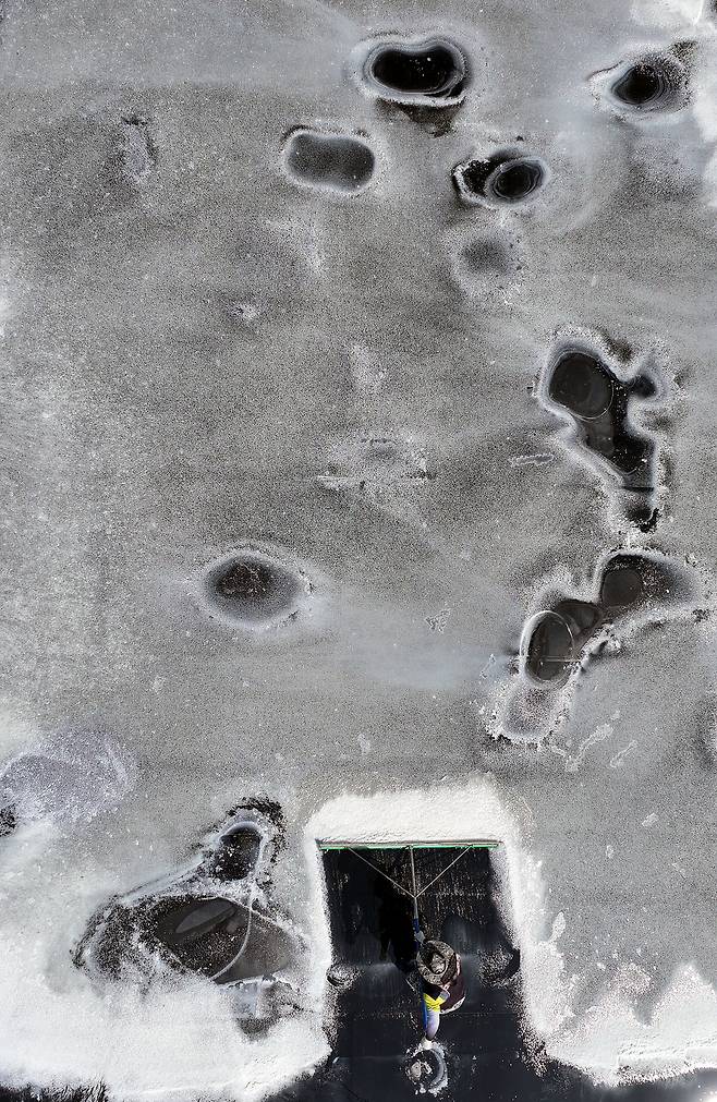 염부 전동길 씨가 신안 도초도 염전에서 소금을 긁어모으고 있다.