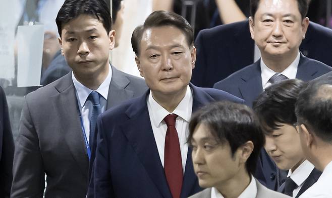 윤석열 전 대통령이 지난 9일 서울 서초구 서울중앙지법에서 열린 직권남용 등 혐의 영장실질심사(구속 전 피의자 심문)를 마친 뒤 대기 장소인 서울구치소로 이동하기 위해 법원을 나서고 있다. 뉴시스