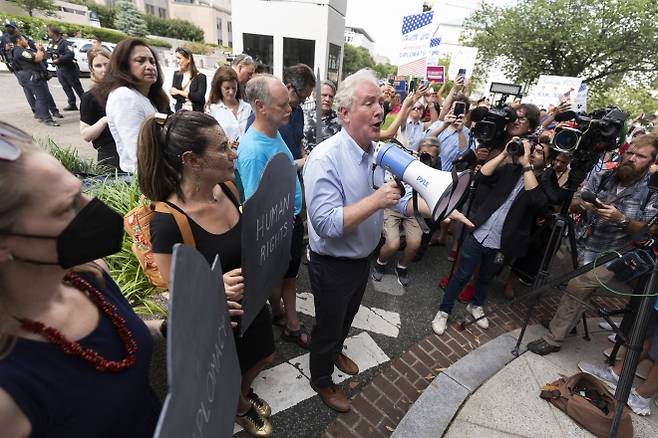 크리스 밴 홀런 상원의원(민주·메릴랜드)이 11일(현지시간) 워싱턴에 위치한 국무부 본부 밖에서 열린 집회에서 연설하고 있다. AP 연합뉴스