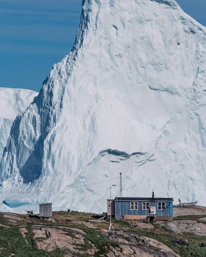 그린란드 서부 작은 섬마을 이나르수이트(Innaarsuit)에 초대형 빙산이 접근하면서 충돌 위험이 커지고 있다. 사진=데니스 레흐토넨 인스타그램