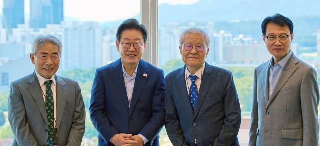 용산 대통령실 청사에서 기념촬영을 하고 있는 정규재 전 한국경제신문 주필(왼쪽부터), 이 대통령, 조갑제 전 월간조선 편집장, 이규연 홍보소통수석. 사진=대통령실 제공