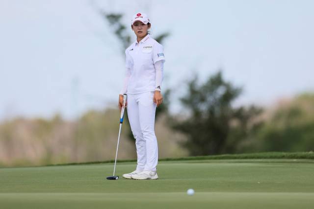 퍼팅한 공을 바라보고 있는 황유민. 사진 제공=AFP연합뉴스