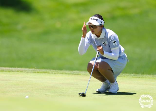 그린을 읽고 있는 김민주. 사진 제공=KLPGA