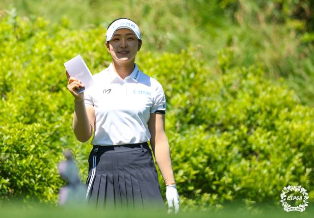 다음 홀로 이동하고 있는 유현조. 사진 제공=KLPGA