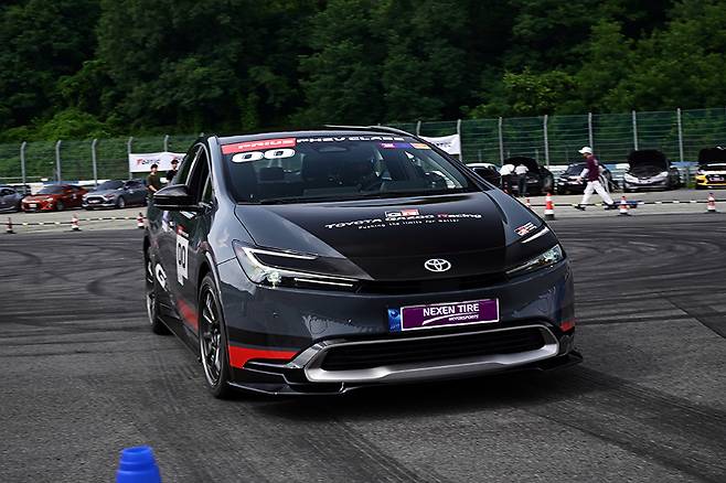 짐카나 주행 중인 프리우스 PHEV. 사진: 김학수 기자