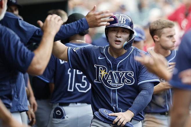 ▲ 동료들과 하이하이브하는 김하성 ⓒ연합뉴스