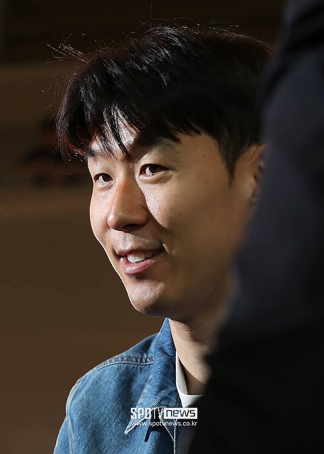 ▲ 세대교체 흐름에 서른 세살이 된 손흥민은 비중을 줄여나가야 하는 대상이 됐다. 2015년 처음 토트넘에 합류한 이후 언제나 간판으로 불렸던 그다. 21세기 들어 토트넘이 유례없는 전성기를 누릴 때 해리 케인과 델레 알리, 크리스티안 에릭센 등과 DESK 조합을 이뤄온 핵심 인물이었다. ⓒ곽혜미 기자