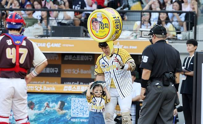 ▲ 딸과 함께 입장하는 박동원 ⓒ 연합뉴스