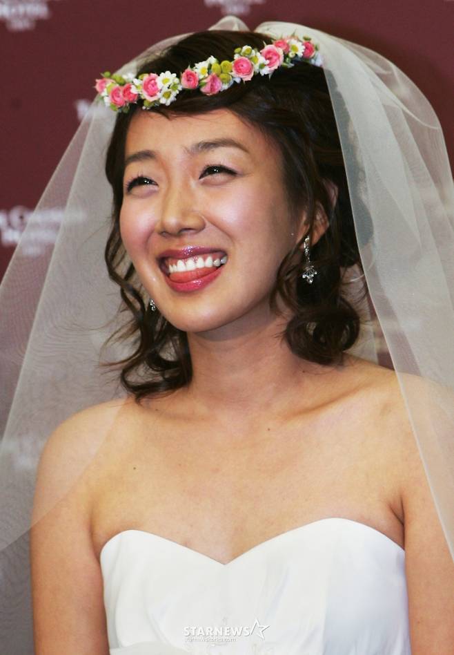 25일 오후 서울 삼성동 컨벤션센터 그랜드볼룸에서 열린 탤런트 서민정과 치과의사 안상훈씨의 결혼식 /사진=홍기원