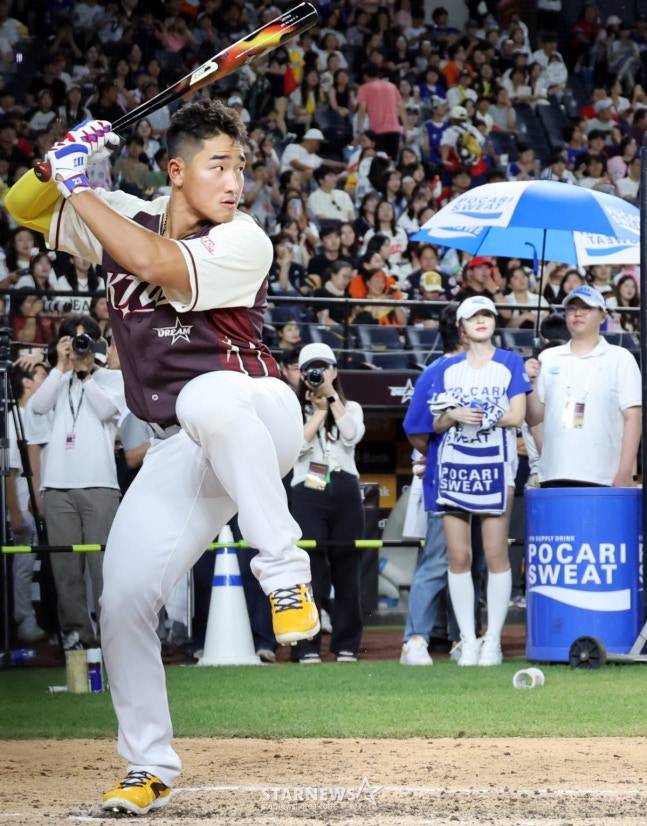 괴물타자 안현민이 11일 대전한화생명볼파크에서 열린 2025KBO리그 퓨처스리그 올스타전 남부리그 대 북부리그 경기 종료후 진행된 올스타 홈런레이스에서 참가했지만 고전하며 예선탈락했다. /사진=강영조 선임기자