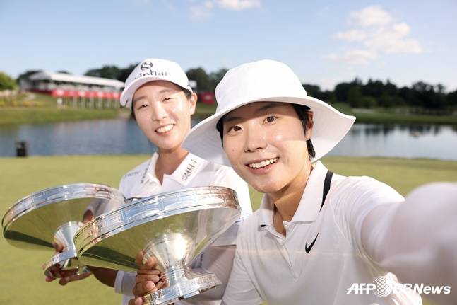 지난달 다우 챔피언십에서 임진희(왼쪽)와 함께 우승을 합작한 이소미. /AFPBBNews=뉴스1
