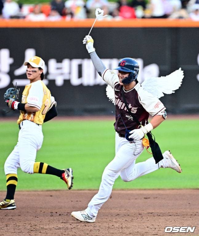 드림 올스타 전민재(오른쪽)가 12일 열린 2025 KBO 올스타전에서 3회초 구자욱의 적시타 때 홈으로 들어오고 있다.