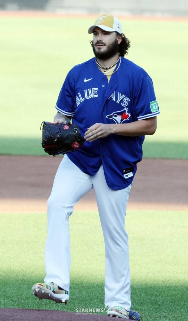 한화 코디 폰세가 12일 열린 2025 KBO 올스타전에서 류현진의 토론토 시절 유니폼을 입고 나왔다. /사진=강영조 선임기자