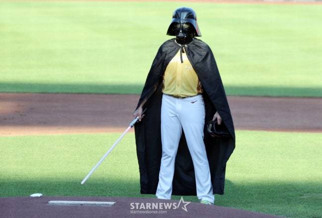 나눔 올스타 코디 폰세가 1회초 스타워즈 코스튬을 하고 나왔다. /사진=강영조 선임기자