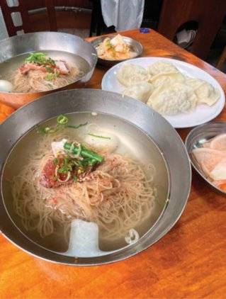 투명할 만큼 맑은 육수와 고춧가루 고명이 특징인 필동면옥 냉면. 곁들여 먹을 수 있는 접시만두 맛도 일품이다. 이상윤