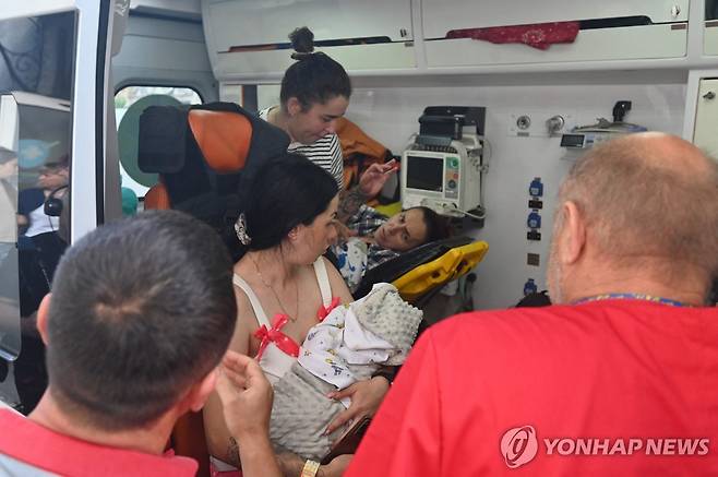 하르키우 산부인과 병원에서 공습을 피해 탈출한 산모와 아기들 [AFP 연합뉴스]