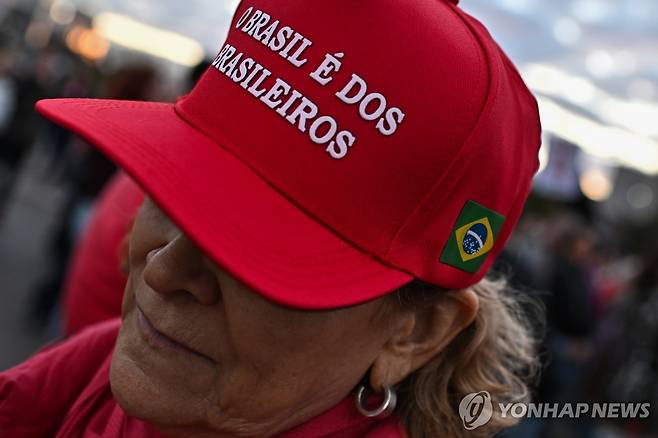 10일(현지시간) '브라질은 브라질 국민의 것'이라고 적힌 모자 쓴 브라질 주민 [브라질리아 EPA=연합뉴스. 재판매 및 DB 금지]