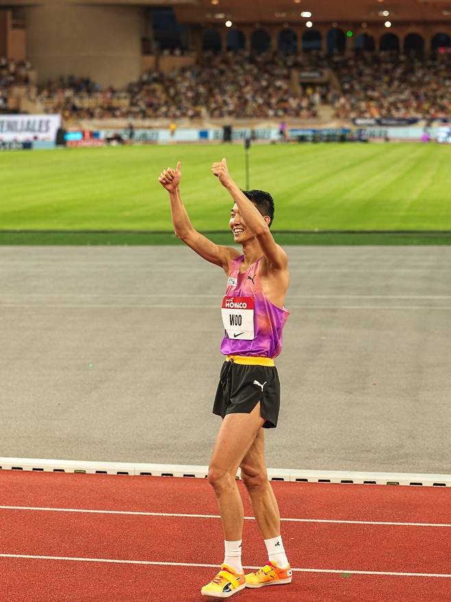 관중들에게 인사하는 우상혁 (서울=연합뉴스) 우상혁이 12일(한국시간) 모나코의 스타드 루이 2세 경기장에서 열린 2025 세계육상연맹 다이아몬드리그 남자 높이뛰기 경기에서 우승한 뒤, 관중석을 향해 인사하고 있다. [용인시청 육상단 제공. 재판매 및 DB금지]