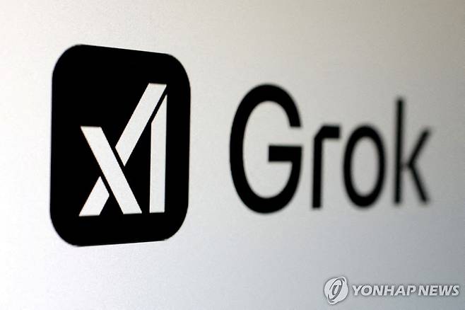 xAI와 챗봇 그록 로고 [로이터 연합뉴스 자료사진. 재판매 및 DB 금지]