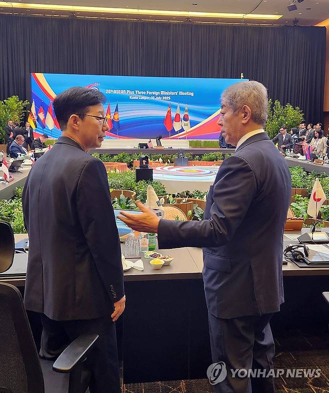 이와야 다케시 일본 외무상과 인사하는 박윤주 외교차관 (쿠알라룸푸르=연합뉴스) 말레이시아 쿠알라룸푸르 컨벤션센터에서10일 열린 '아세안+3(한중일)' 외교장관회의에 참석한 박윤주 외교차관이 일본의 이와야 다케시 외무상과 인사하고 있다.   2025.7.10  [외교부 제공, 재판매 및 DB 금지] hapyry@yna.co.kr