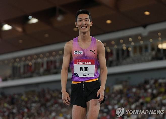 환하게 웃는 우상혁 (모나코 로이터=연합뉴스) 우상혁이 12일(한국시간) 모나코의 스타드 루이 2세 경기장에서 열린 2025 세계육상연맹 다이아몬드리그 남자 높이뛰기 경기에서 바를 넘은 뒤 환하게 웃고 있다.