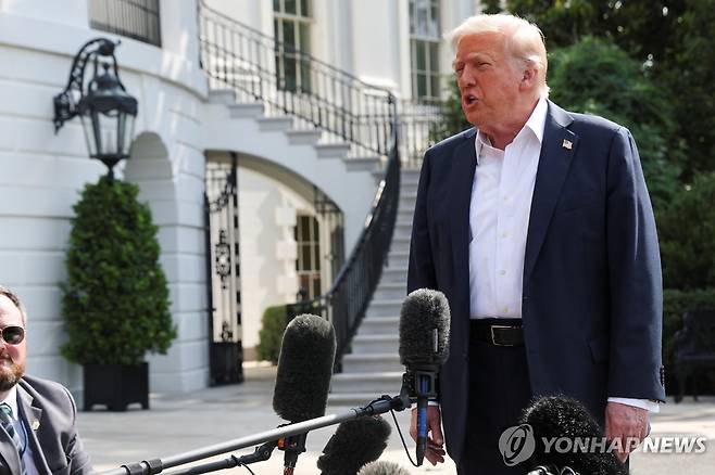 취재진과 문답하는 도널드 트럼프 미국 대통령 [로이터=연합뉴스. 재판매 및 DB 금지]