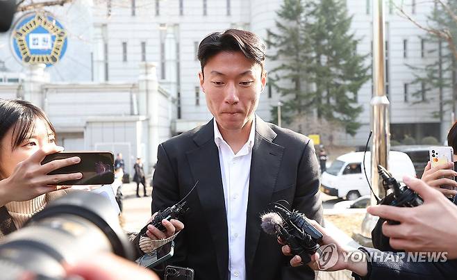 취재진 앞에 선 황의조 (서울=연합뉴스) 김성민 기자 = 불법 촬영 혐의로 재판에 넘겨진 축구선수 황의조가 14일 서울 서초구 서울중앙지법에서 열린 1심에서 징역 1년에 집행유예 2년을 선고받은 뒤 법원을 나서고 있다. 2025.2.14 ksm7976@yna.co.kr
