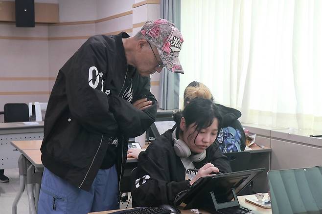 참가자 작업을 살펴보는 이현세 작가 [네이버웹툰 제공. 재판매 및 DB 금지]