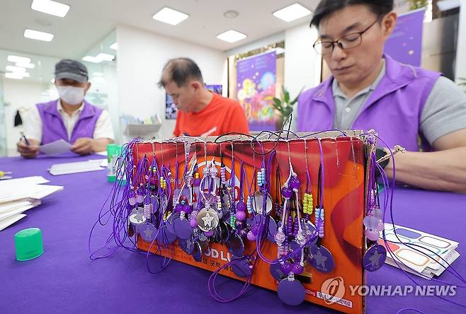 천일의 그리움 담아 목걸이 제작 (서울=연합뉴스) 류영석 기자 = 12일 이태원 참사 기억소통공간인 서울 종로구 별들의집에서 유가족 등 참가자들이 오는 24일 참사 발생 1천일을 맞이하며 추모 목걸이를 함께 만들고 있다. 2025.7.12 ondol@yna.co.kr